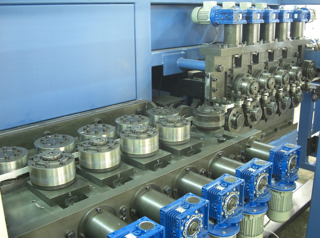 Flat wire straightening machine